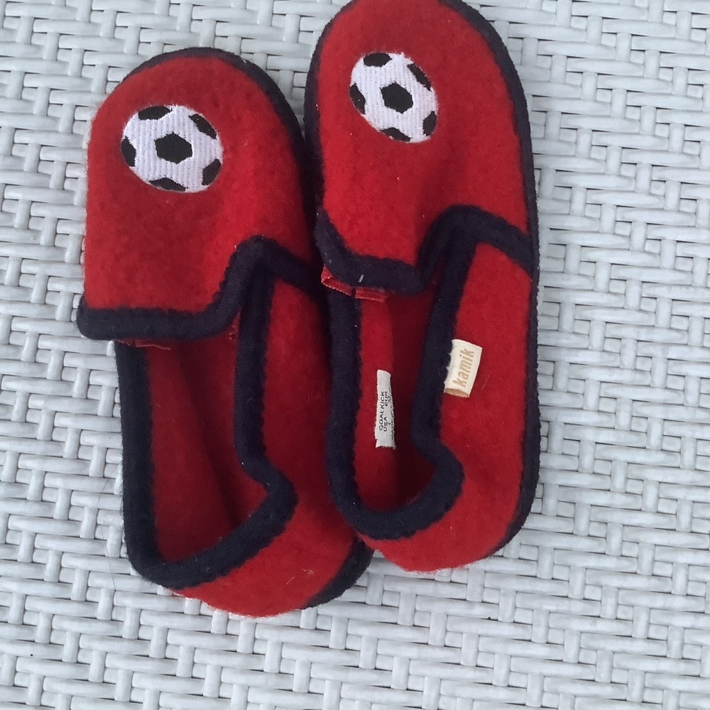 Kamik Red felted soccer ball Slippers size 1 boys